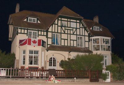 Det frste befriede hus p strandene i Normandiet.
